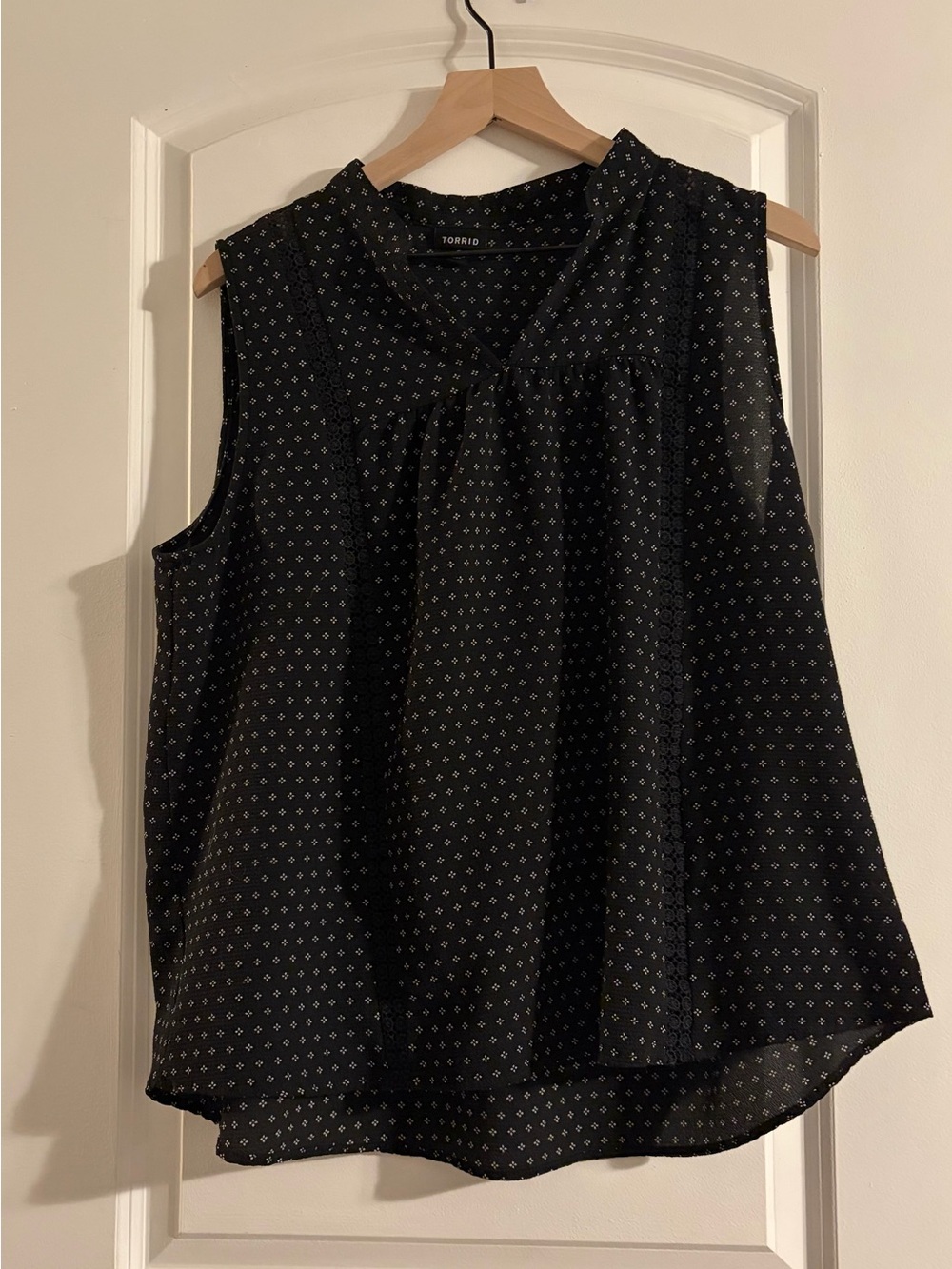 Torrid Black Sleeveless Printed V-Neck Shirt